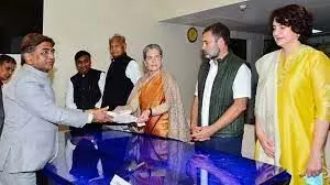 सोनिया के राज्यसभा जाने के बाद उत्तर प्रदेश में नेहरू-गांधी परिवार की सियासी विरासत का दारोमदार अब चौथी पीढ़ी पर सोनिया के राज्यसभा जाने के बाद उत्तर प्रदेश में नेहरू-गांधी परिवार की सियासी विरासत का दारोमदार अब चौथी पीढ़ी पर