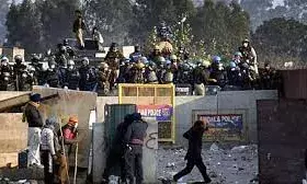 शंभू-दातासिंह वाला सीमा पर फिर टकराव, पुलिस ने दागे आंसू गैस के गोले-रबड़ बुलेट; किसानों का बड़ा एलान