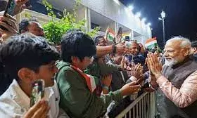 दोहा में भारतवंशियों के बीच पीएम मोदी, 10 तस्वीरों में देखिए प्रधानमंत्री का भव्य स्वागत