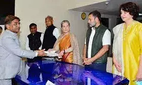 सोनिया के राज्यसभा जाने के बाद उत्तर प्रदेश में नेहरू-गांधी परिवार की सियासी विरासत का दारोमदार अब चौथी पीढ़ी पर सोनिया के राज्यसभा जाने के बाद उत्तर प्रदेश में नेहरू-गांधी परिवार की सियासी विरासत का दारोमदार अब चौथी पीढ़ी पर