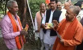 वनटांगिया गांव में सीएम योगी का फूलों से हुआ स्वागत, लोग बोलें- किस्मत बदल दी आपने वनटांगिया गांव में सीएम योगी का फूलों से हुआ स्वागत, लोग बोलें- किस्मत बदल दी आपने