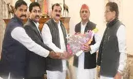 लोकसभा चुनाव से पहले बसपा को बड़ा झटका, इस नेता ने थामा सपा का दामन; अखिलेश यादव ने खुद दिलाई सदस्यता लोकसभा चुनाव से पहले बसपा को बड़ा झटका, इस नेता ने थामा सपा का दामन; अखिलेश यादव ने खुद दिलाई सदस्यता