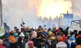 शंभू-दातासिंह वाला सीमा पर फिर टकराव,आंसू गैस के गोले-रबड़ बुलेट दागे  पुलिस ने  ; किसानों का बड़ा एलान