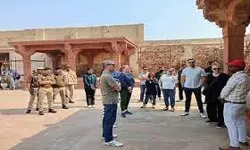 परिवार संग आए थे सीकरी घूमने, 2 घंटे लपका रहा साथ; किसी को पता भी न चला