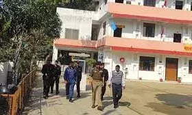 अलर्ट मोड पर प्रशासन, डीजीपी ने खुद लिया परीक्षा केंद्र का जायजा, बाराबंकी में युवक हिरासत में अलर्ट मोड पर प्रशासन, डीजीपी ने खुद लिया परीक्षा केंद्र का जायजा, बाराबंकी में युवक हिरासत में