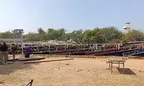 जेएलएन स्टेडियम के गेट नंबर-दो पर गिरा पंडाल, हादसे में 10-12 लोगों के दबने की आशंका, मौके पर बचाव टीम जेएलएन स्टेडियम के गेट नंबर-दो पर गिरा पंडाल, हादसे में 10-12 लोगों के दबने की आशंका, मौके पर बचाव टीम