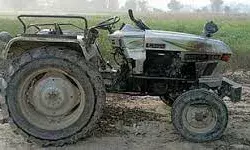 मिक्सर मशीन लेकर जा रहे ट्रैक्टर की टक्कर से बाइक के उड़े परखच्चे, हादसे में 4 की मौत मिक्सर मशीन लेकर जा रहे ट्रैक्टर की टक्कर से बाइक के उड़े परखच्चे, हादसे में 4 की मौत