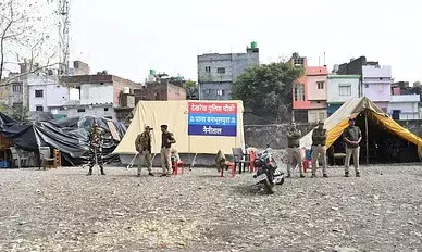 हल्द्वानी हिंसा के जख्म अभी भी जगह-जगह दिख रहे, अधिकतर घरों में लटके ताले; तस्वीरों में देखें नजारा हल्द्वानी हिंसा के जख्म अभी भी जगह-जगह दिख रहे, अधिकतर घरों में लटके ताले; तस्वीरों में देखें नजारा