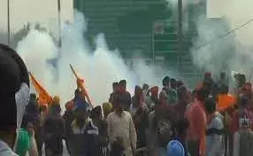 शंभू बॉर्डर पर बंकर बना रहे किसान, पुलिस ने चेतावनी से पहले दागे आंसू गैस के गोले; जानें कब-क्या हुआ शंभू बॉर्डर पर बंकर बना रहे किसान, पुलिस ने चेतावनी से पहले दागे आंसू गैस के गोले; जानें कब-क्या हुआ