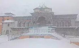 बदरीनाथ में चार दिन से हो रही बर्फबारी, जमी पांच फीट तक बर्फ, दिखा अद्भुत नजारा