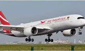 मॉरीशस जा रहे विमान में पांच घंटे फंसे रहे बच्चे-बुजुर्ग, सांस में समस्या के बाद भी उतरने से रोका गया मॉरीशस जा रहे विमान में पांच घंटे फंसे रहे बच्चे-बुजुर्ग, सांस में समस्या के बाद भी उतरने से रोका गया