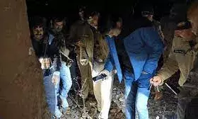 पुलिस-बदमाशों के बीच मुठभेड़, 15 मुकदमे... 11 साल से था वांटेड; पुलिस ने हथियार के चार को दबोचा पुलिस-बदमाशों के बीच मुठभेड़, 15 मुकदमे... 11 साल से था वांटेड; पुलिस ने हथियार के चार को दबोचा