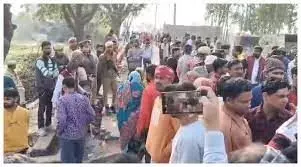शवों के आते ही चीखों और चीत्कार से गूंजा गांव, मंजर देख हर किसी के निकले आंसू, तस्वीरें शवों के आते ही चीखों और चीत्कार से गूंजा गांव, मंजर देख हर किसी के निकले आंसू, तस्वीरें