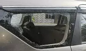 शराब की दुकान पर पहुंचा प्रॉपर्टी डीलर, गाड़ी का शीशा तोड़ बैग ले उड़े चोर