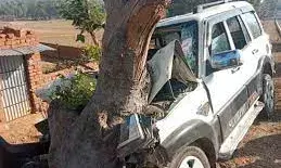 बरात से लौट रही तेज रफ्तार कार पेड़ से टकराई, तीन की मौके पर मौत, छह लोग थे सवार बरात से लौट रही तेज रफ्तार कार पेड़ से टकराई, तीन की मौके पर मौत, छह लोग थे सवार