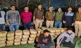 ताजनगरी में एंटी नारकोटिक्स टास्क फोर्स की बड़ी कार्रवाई, सवा दो करोड़ का गांजा बरामद; दो तस्कर गिरफ्तार ताजनगरी में एंटी नारकोटिक्स टास्क फोर्स की बड़ी कार्रवाई, सवा दो करोड़ का गांजा बरामद; दो तस्कर गिरफ्तार