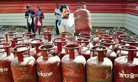 19 किलोग्राम वाले कमर्शियल एलपीजी गैस सिलेंडर की कीमतें बढ़ीं, अब उपभोक्ताओं को चुकाने होंगे इतने रुपये 19 किलोग्राम वाले कमर्शियल एलपीजी गैस सिलेंडर की कीमतें बढ़ीं, अब उपभोक्ताओं को चुकाने होंगे इतने रुपये