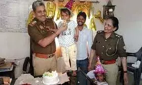 जन्मदिन से एक दिन पहले नाले में गिरी मासूम बच्ची, पुलिस ने बचाया; फिर चौकी में काटा केक जन्मदिन से एक दिन पहले नाले में गिरी मासूम बच्ची, पुलिस ने बचाया; फिर चौकी में काटा केक