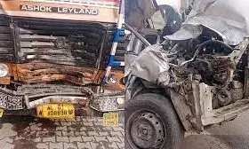 ट्रक और कार में आमने-सामने हुई जोरदार टक्कर, तीन लोगों की हुई मौत और चार घायल