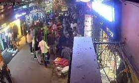 नशे में धुत शख्स ने हवा में लहराई पिस्टल, दो पकड़े; वकील की पिटाई कर भाग रहे थे