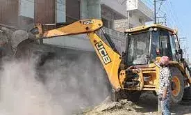 काशी में गरजा प्रशासन का बुलडोजर, लोगों के विरोध के बीच लहरतारा-बीएचयू मार्ग पर 2 घंटे तक हटाया अतिक्रमण