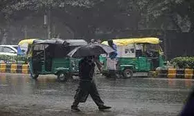 दिल्ली-एनसीआर के मौसम ने फिर ली करवट, बारिश के साथ गिरी बिजली, कुछ जगह ओलावृष्टि दिल्ली-एनसीआर के मौसम ने फिर ली करवट, बारिश के साथ गिरी बिजली, कुछ जगह ओलावृष्टि