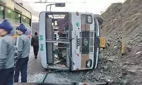 नेशनल हाईवे चंडीगढ़ से आ रही रोडवेज बस अनियंत्रित होकर पलटी, 34 यात्री थे सवार, मची चीख पुकार नेशनल हाईवे चंडीगढ़ से आ रही रोडवेज बस अनियंत्रित होकर पलटी, 34 यात्री थे सवार, मची चीख पुकार