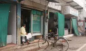 बाबा के दो किमी के दायरे में तीसरे दिन फिर से खुलीं दुकानें; अभियान चालकर कराईं थीं बंद