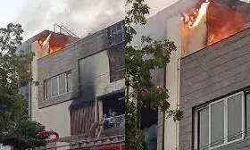 गारमेंट्स शोरूम की ऊपरी मंजिल में लगी आग, लपटों के बीच फंसा परिवार; फायर ब्रिगेड की टीम आग बुझाने में जुटी गारमेंट्स शोरूम की ऊपरी मंजिल में लगी आग, लपटों के बीच फंसा परिवार; फायर ब्रिगेड की टीम आग बुझाने में जुटी