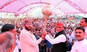 अपनों को थामने में विफल रही सपा की रणनीति, हर क्षेत्र के नेता छोड़ रहे हैं पार्टी का साथ अपनों को थामने में विफल रही सपा की रणनीति, हर क्षेत्र के नेता छोड़ रहे हैं पार्टी का साथ