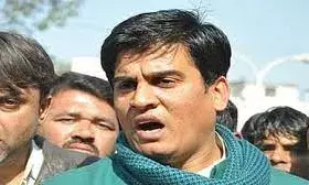 परिजनों को किया नजरबंद, मोबाइल कब्जे में लिए, कैमरों के कनेक्शन काटे