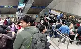 येलो लाइन में आई तकनीकी खराबी, स्टेशनों पर यात्रियों की भारी भीड़; रात में होगी मरम्मत