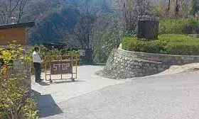 ऋषिकेश के होटल में ही जमे हिमाचल के बागी विधायक, बाहर लगा सख्त पहरा, पुलिस भी तैनात ऋषिकेश के होटल में ही जमे हिमाचल के बागी विधायक, बाहर लगा सख्त पहरा, पुलिस भी तैनात