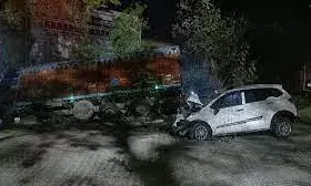 हाईवे पर कार और ट्रक की टक्कर, एक ही परिवार के सात लोगों की मौत; दो गंभीर हाईवे पर कार और ट्रक की टक्कर, एक ही परिवार के सात लोगों की मौत; दो गंभीर