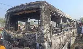 एचटी लाइन के संपर्क में आने से बस में लगी आग, दस लोगों की मौत की खबर एचटी लाइन के संपर्क में आने से बस में लगी आग, दस लोगों की मौत की खबर