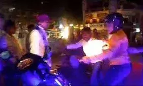 स्कूटी से टच हुई कार तो आपे से बाहर हो गई युवती, ड्राइवर को गाड़ी से खींचकर जड़े ताबड़तोड़ थप्पड़ स्कूटी से टच हुई कार तो आपे से बाहर हो गई युवती, ड्राइवर को गाड़ी से खींचकर जड़े ताबड़तोड़ थप्पड़