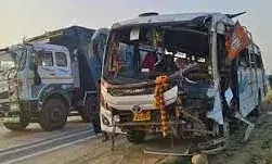 अयोध्या जा रही टूरिस्ट बस और ट्रक की भिड़ंत, एक दर्शनार्थी की मौत; 17 लोग घायल अयोध्या जा रही टूरिस्ट बस और ट्रक की भिड़ंत, एक दर्शनार्थी की मौत; 17 लोग घायल