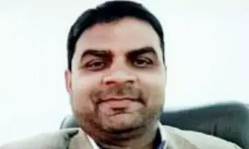 सीतापुर: Live 24 के चेयरमैन  प्रमोद ठाकुर की सड़क हादसे में मौत। डिवाइडर से टकराई अनियंत्रित कार, लखनऊ से बरेली जाते समय हुई दुर्घटना। सीतापुर: Live 24 के चेयरमैन  प्रमोद ठाकुर की सड़क हादसे में मौत। डिवाइडर से टकराई अनियंत्रित कार, लखनऊ से बरेली जाते समय हुई दुर्घटना।