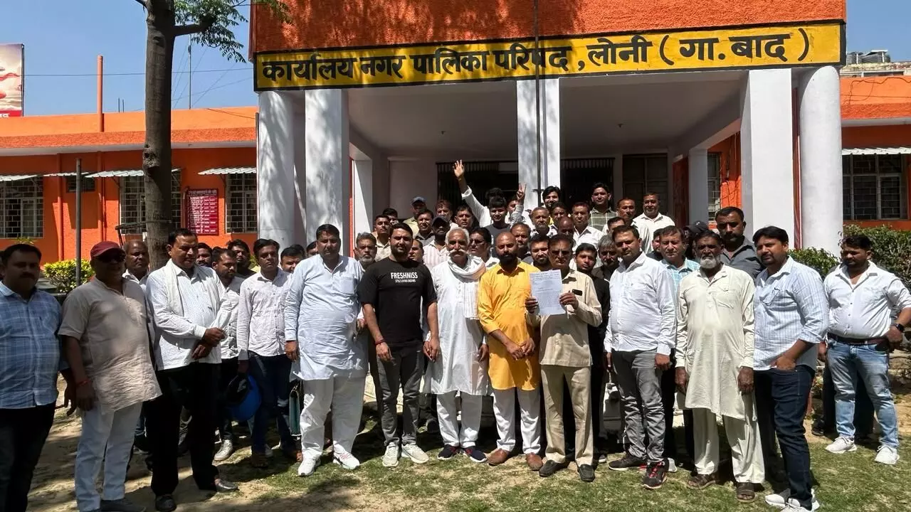 तहसील में राशन डीलरों ने पंचिंग मशीन से सर्वर गायब होने पर प्रदर्शन किया तहसील में राशन डीलरों ने पंचिंग मशीन से सर्वर गायब होने पर प्रदर्शन किया