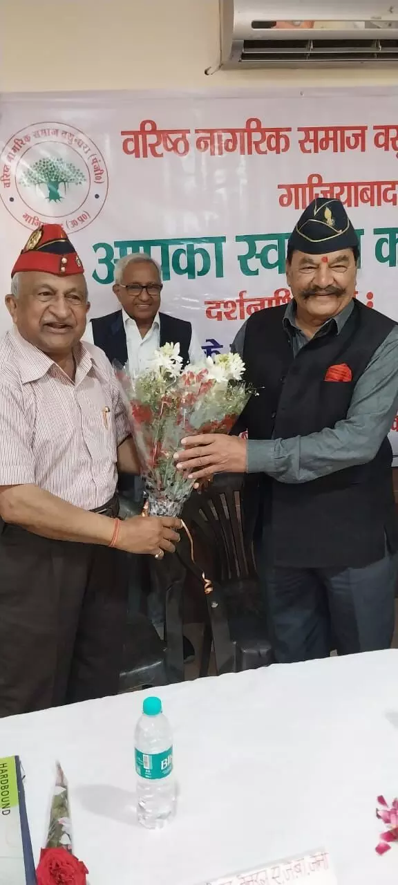 वरिष्ठ नागरिक समाज ने मनाया पारिवारिक मिलन समारोह वरिष्ठ नागरिक समाज ने मनाया पारिवारिक मिलन समारोह