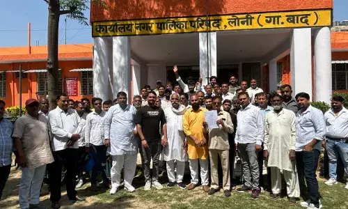 तहसील में राशन डीलरों ने पंचिंग मशीन से सर्वर गायब होने पर प्रदर्शन किया