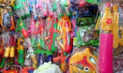 होली के रंग और गुलाल से पटा टीएचए का बाजार