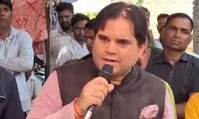 पीलीभीत सीट पर आया यूटर्न, वरुण गांधी ने खरीदे पर्चे, सपा ने उतारा प्रत्याशी, बीजेपी खामोश पीलीभीत सीट पर आया यूटर्न, वरुण गांधी ने खरीदे पर्चे, सपा ने उतारा प्रत्याशी, बीजेपी खामोश