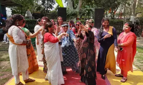 होली मिलन समारोह में महिलाओं ने एक दूसरे को गुलाल लगाया