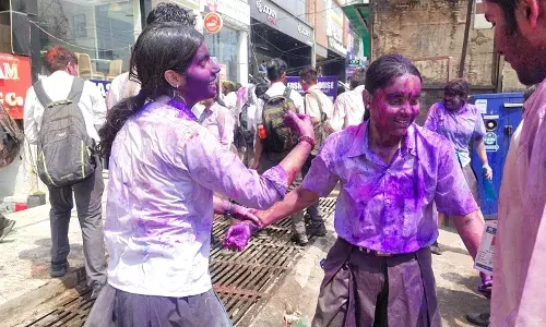 वसुंधरा में जयपुरिया स्कूल के पास छात्र और छात्राओं ने खेली होली