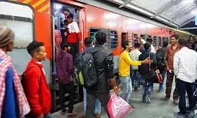दून से इन शहरों के लिए जाने वाली ट्रेनों में भारी मारामारी, जनरल कोच की बुरी हालत, देखें तस्वीरें दून से इन शहरों के लिए जाने वाली ट्रेनों में भारी मारामारी, जनरल कोच की बुरी हालत, देखें तस्वीरें