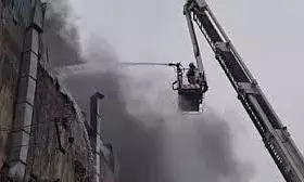 फैक्टरी में लगी भीषण आग, दमकल की 25 गाड़ियां पहुंची; 100 से ज्यादा फायरकर्मी बुझाने में जुटे फैक्टरी में लगी भीषण आग, दमकल की 25 गाड़ियां पहुंची; 100 से ज्यादा फायरकर्मी बुझाने में जुटे