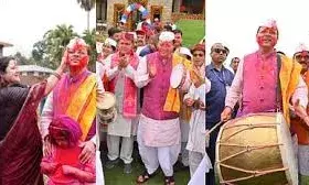 उत्तराखंड में खूब उड़ा अबीर-गुलाल, ढोल-दमाऊ बजाकर पारंपरिक गीतों पर थिरके सीएम धामी, तस्वीरें उत्तराखंड में खूब उड़ा अबीर-गुलाल, ढोल-दमाऊ बजाकर पारंपरिक गीतों पर थिरके सीएम धामी, तस्वीरें