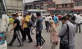 होली पर उत्तराखंड से जाने वाली रोडवेज बसों और ट्रेनों में उमड़ी यात्रियों की भीड़, मची मारामारी होली पर उत्तराखंड से जाने वाली रोडवेज बसों और ट्रेनों में उमड़ी यात्रियों की भीड़, मची मारामारी