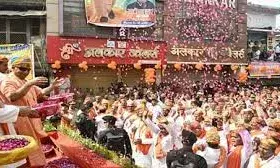 सीएम योगी ने गोरखनाथ मंदिर में मनाई फूलों और रंगों की होली, आरती भी की सीएम योगी ने गोरखनाथ मंदिर में मनाई फूलों और रंगों की होली, आरती भी की